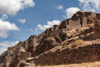 Pisaq harabelerinde kurak mevsim Peru Cusco İnka patika terasları harap olmuş taş duvarlar 