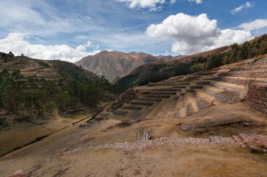 Pisaq harabelerinde kurak mevsim Peru Cusco İnka patika terasları harap olmuş taş duvarlar