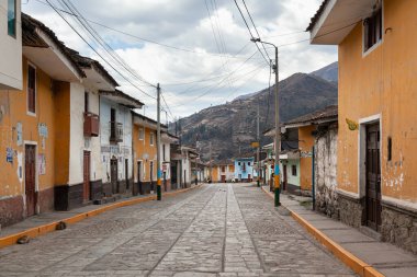 Kutsal vadi, Peru: Dağlarda koloni kasabasının boş sokakları renkli insanlar yok.