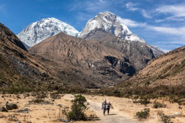 Huaraz, Peru: Huascaran Ulusal Parkı 'nda yürüyüş yapan birkaç yürüyüşçü