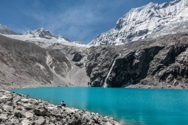 69 numaralı gölün turkuaz suyuna yürüyüş Peru 'nun karla kaplı ve Cordillera Blanca kayalık arazisi