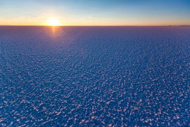 Gün doğumu ay Salar de uyuni Bolivya en büyük altiplano tuz gölü