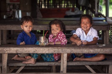 Siem Reap, Kamboçya - Kasım 2013: Kafede gülümseyen khmer çocuklar