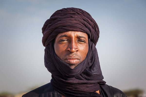 Ingall, Niger : Tuareg man in traditional turban close up