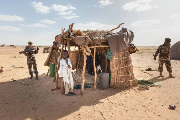 Agadez Niger Soldaten Van Militaire Garde Traditionele Afrikaanse Jongenskleding Voor — Stockfoto