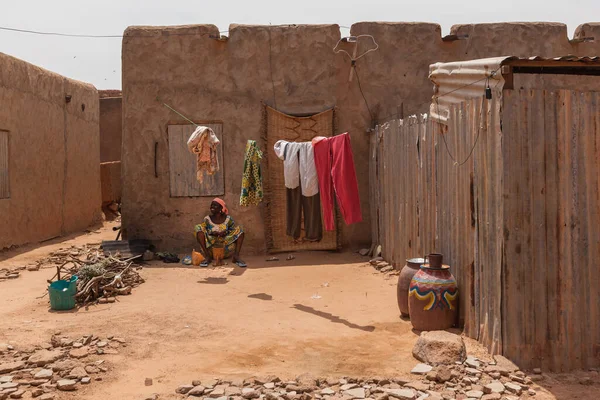ニジェールのジンダー 庭の古い市内中心部の通り泥の家でアフリカの女性の洗濯服 — ストック写真