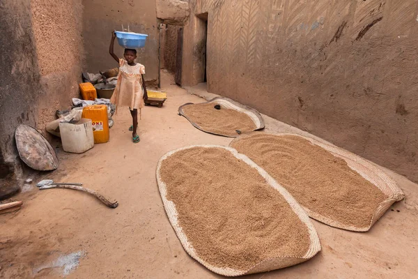 Zinder Niger Afrikaans Meisje Draagt Plastic Mand Haar Hoofd Dorp — Stockfoto