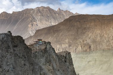 Hoper buzulu yakınlarındaki ıssız dağlarda kayaların tepesine inşa edilen Hunza vadisi Pakistan kuzey bölgeleri.