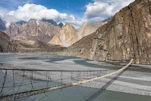 Hussaini Puente Colgante Passu Cones Cordillera Paisaje Rocoso Huzza Río — Foto de Stock