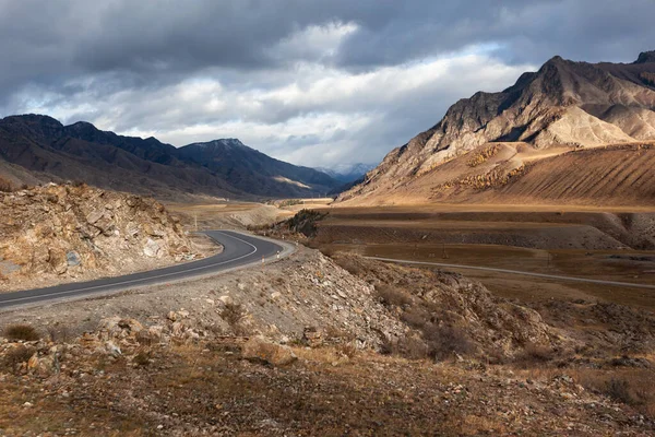 Sonbahar ıssız bir arazi Altai dağ sırası Chuya yolu Rusya