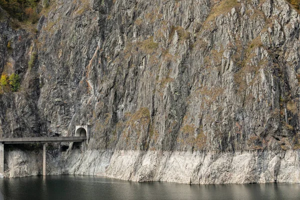 Carretera Túnel Empinada Roca Granito Acantilado Lago Vidraru Transfagaras Rumania — Foto de Stock