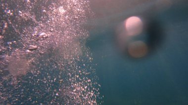 Su altı kabarcıkları. Denizin altına dalmak