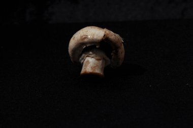 Siyah yemek üzerine mantar.