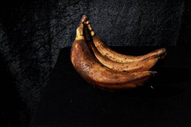 taze meyve çileği ve muz narenciye portakal elması 