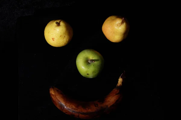 사과와 과일을 담는다 — 스톡 사진