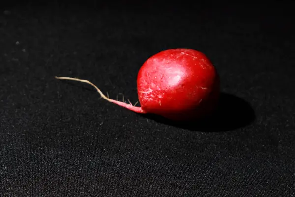 Roter Rettich Auf Schwarzem Hintergrund — Stockfoto