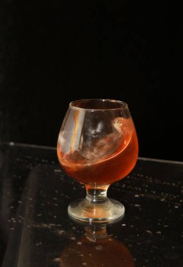 Bir bardak konyak, su viskisi. 