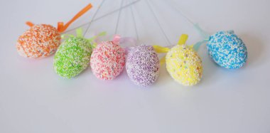 Renkli paskalya yumurtaları izole