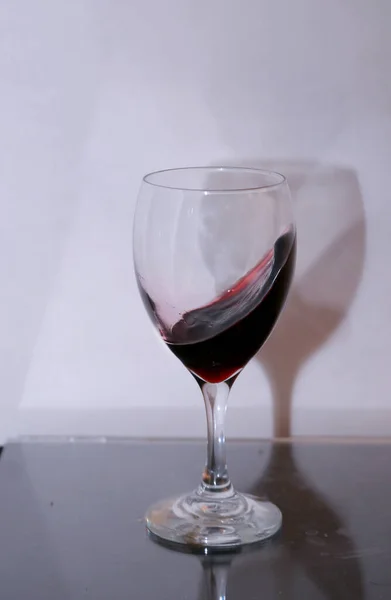 Ένα Ποτήρι Κρασί Πιτσιλίζει Μαύρο Φόντο — Φωτογραφία Αρχείου