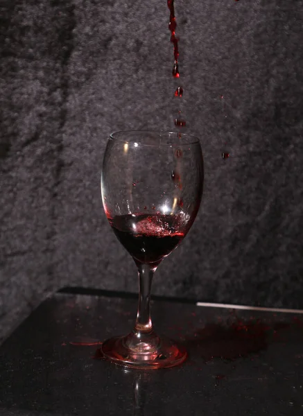 Siyah Arka Planda Bir Bardak Şarap Sıçradı — Stok fotoğraf