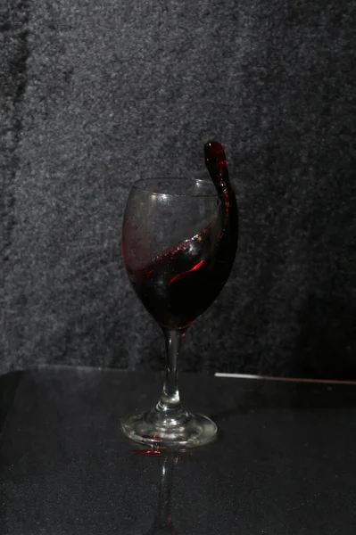 Verre Vin Éclaboussé Sur Fond Noir — Photo