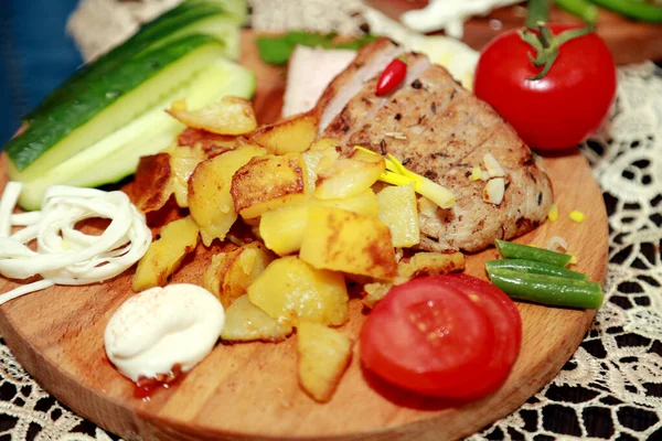 Bife Grelhado Com Tomate Pepino — Fotografia de Stock