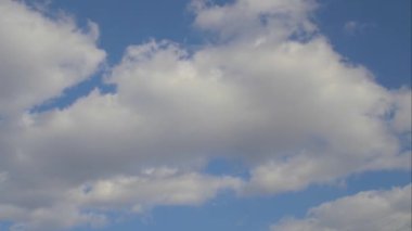 Öğleden sonra mavi gökyüzüne karşı beyaz bulutlar, zaman kavramı