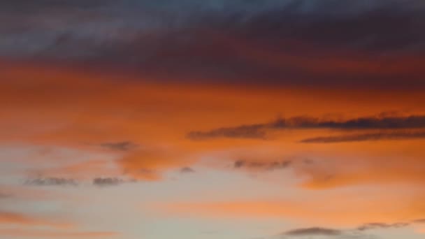 Orange gelbe und blaue Wolken bewegen sich am Himmel aufeinander zu — Stockvideo