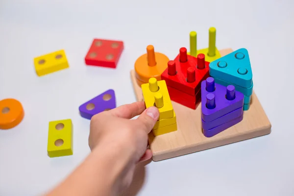Beyaz Arka Planda Tahtadan Yapılmış Çocuk Oyuncağı Çocuk Tasarımcıyla Oynuyor — Stok fotoğraf