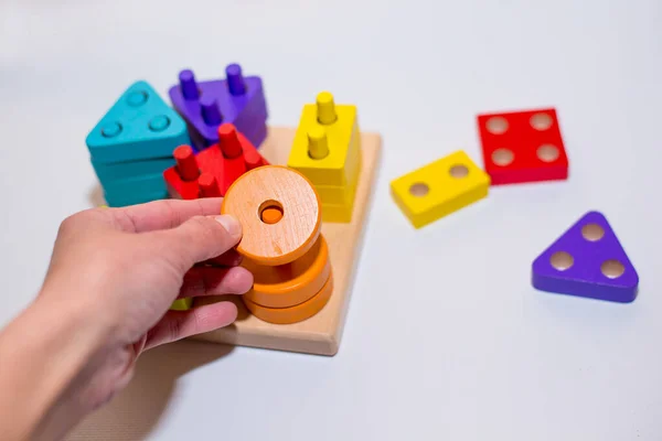 Beyaz Arka Planda Tahtadan Yapılmış Çocuk Oyuncağı Çocuk Tasarımcıyla Oynuyor — Stok fotoğraf