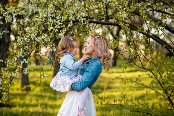 Happy Mom Daughter Walking Street Garden Park Hugging Mom Kisses — Stock Photo, Image