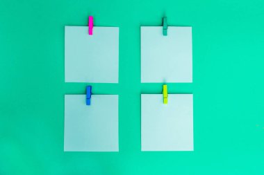 Renkli sabit ofis ekipmanları ya da çalışma rehberi. Kaydı daha organize etmek için renkli bir arkaplanda farklı boyutlarda not defterleri, makaslar, kalemler ve ataçlar var. Yukarıdan bir fotoğraf. Yazı için yer