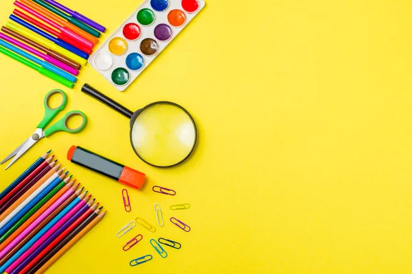 Ools Para Criatividade Fundo Colorido Tintas Aquarela Tintas Coloridas Canetas — Fotografia de Stock