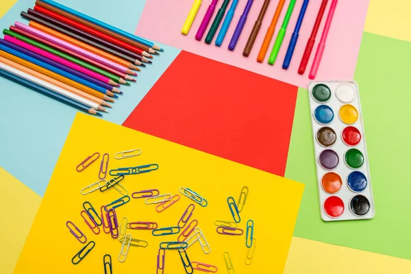 Ferramentas Para Criatividade Fundo Colorido Tinta Aquarela Tintas Coloridas Lápis — Fotografia de Stock
