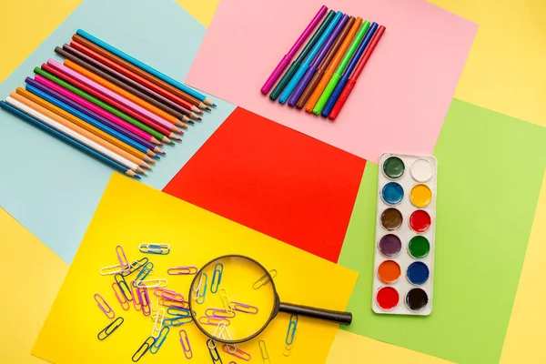 Εργαλεία Για Δημιουργικότητα Έγχρωμο Φόντο Υδατογραφία Χρωματιστά Χρώματα Και Μολύβια — Φωτογραφία Αρχείου