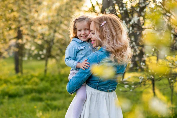 Glückliche Blondhaarige Mutter Und Tochter Spazieren Draußen Garten Park Und Stockbild