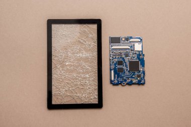 Cep telefonu sertleştirilmiş cam ekran koruyucu. Kırık cam ekran telefon, tablet. Telefon tahtası. Cam telefon ve tabletin yerine hizmet merkezi