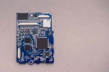 Cep telefonu sertleştirilmiş cam ekran koruyucu. Kırık cam ekran telefon, tablet. Telefon tahtası. Cam telefon ve tabletin yerine hizmet merkezi