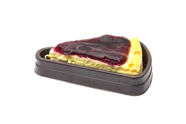 Beyaz arka plan üzerinde izole yaban mersinli cheesecake