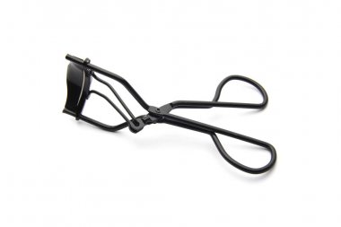 Kirpik kıvırıcı beyaz arkaplanda izole edildi