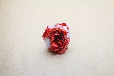 Sorunsuz kahverengi kağıt arka plan üzerinde izole soyut kağıt çiçek modeli