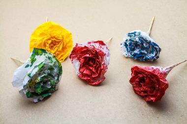 Sorunsuz kahverengi kağıt arka plan üzerinde izole soyut kağıt çiçek modeli