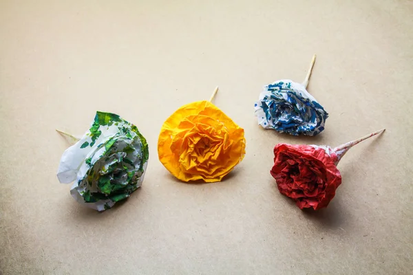 Abstraktes Papierblumenmodell isoliert auf nahtlosem braunem Papierhintergrund — Stockfoto