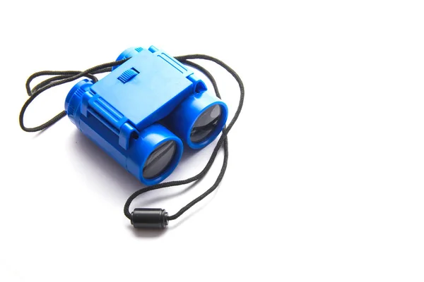 Beyaz arka plan üzerinde izole çocuk dürbün