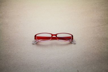 Sorunsuz kahverengi kağıt arka plan üzerinde izole gözlük