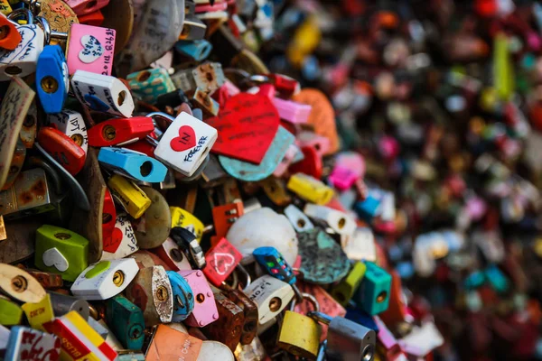 SEÚL, COREA DEL SUR - 13 DE OCTUBRE: Candados de amor en la Torre N de Seúl en O — Foto de Stock