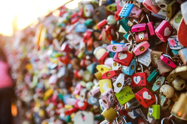 Seoul, Sydkorea - 13 okt: kärlek hänglås N Seoul Tower ligger på O — Stockfoto