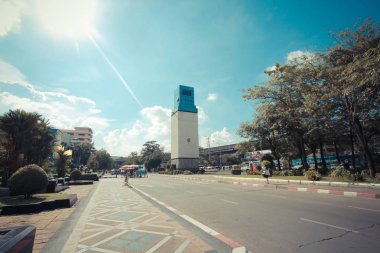 Bir steet flar ile Tayland Üniversitesi önünde bir görünüm