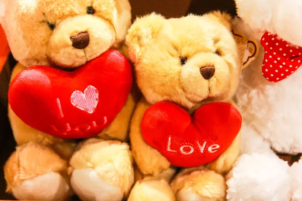 Felice giorno di San Valentino Due orsacchiotti che tengono il cuore — Foto Stock