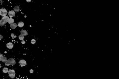 Sıçrayan ve sıçrayan soyut suluboya dokusu. Siyah arka planda gri boya damlaları izole edilmiş. Poster, el ilanı ve isim kartı için Grunge tasarım elemanı. Kesme yolu.